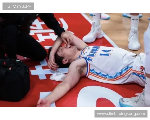 足球球星受伤缝针坚持上场展现顽强拼搏精神与职业态度